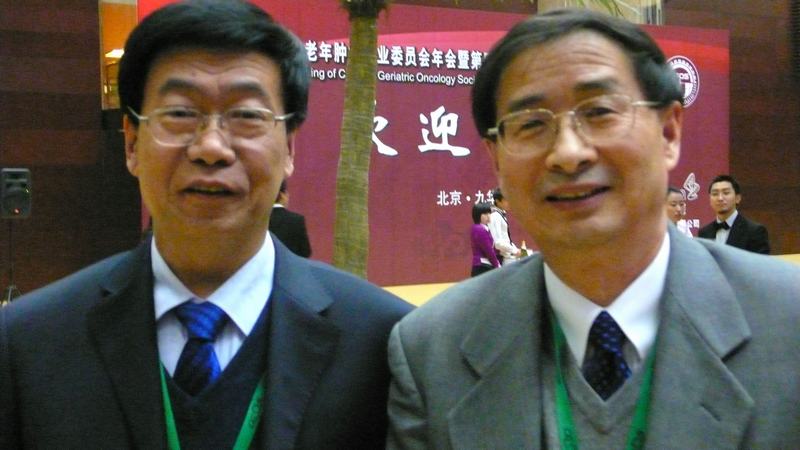 李去病教授与储大同教授在学术会上。