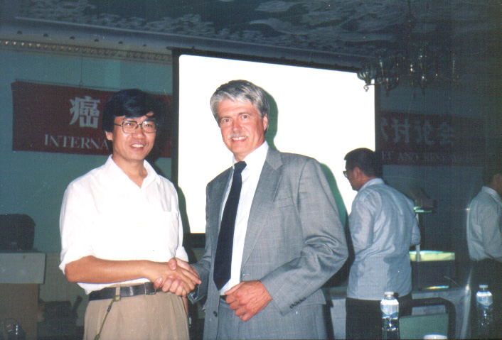 李去病院长与美国著名医学家、迪逊大学 戴维鲍斯克博士在国际癌痛学术研讨会上。