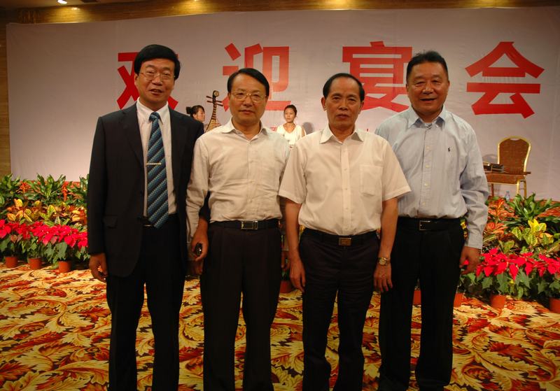 李去病院长与全国政协副主席李兆焯（右二）