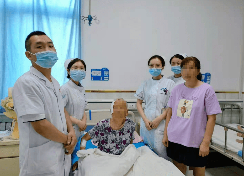 咸阳肿瘤医院成功完成86岁高龄患者右颞部巨大鳞癌切除术