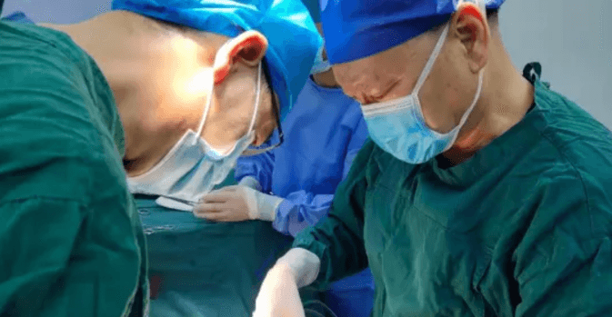 来自同行的信任 || 咸阳肿瘤医院成功为一例罕见鳃裂肿瘤患者手术治疗