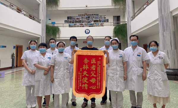 炎炎夏日送锦旗 丝丝情意沁人心