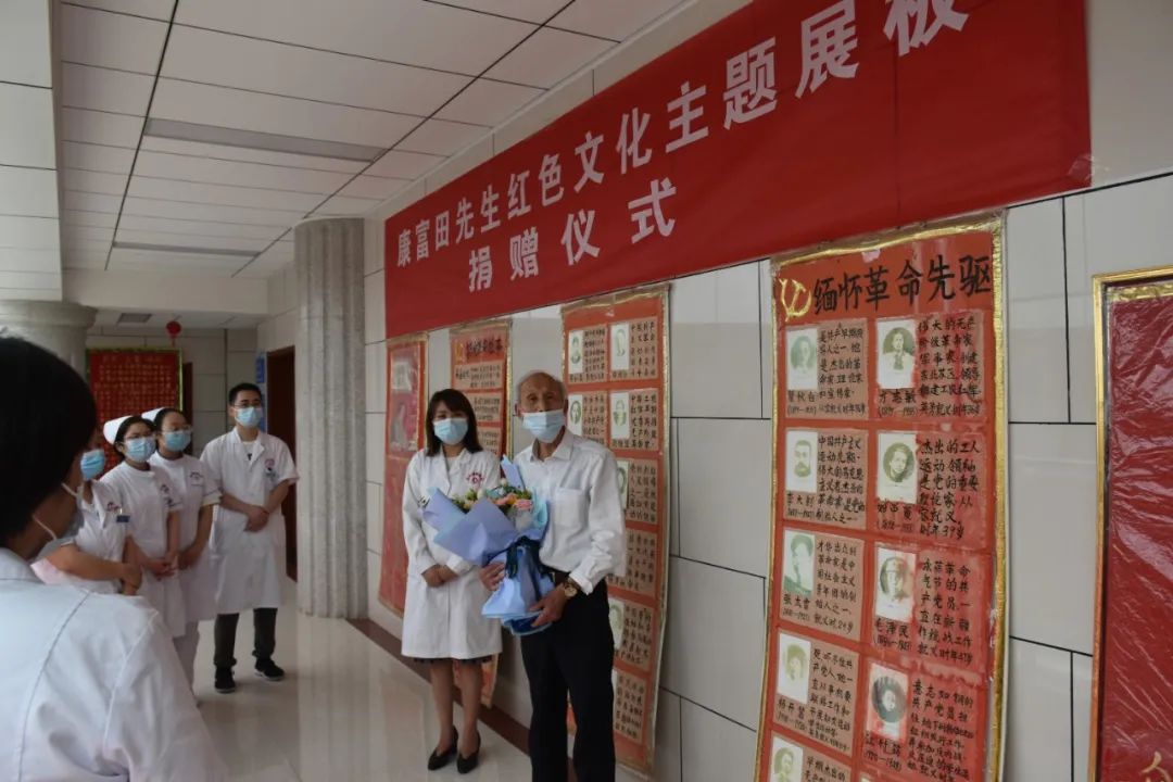 七一建党节 八旬老教师向我院捐赠红色文化系列主题展板